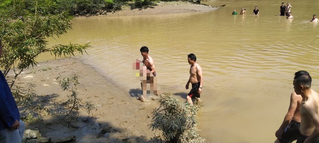 Hai cháu bé tắm sông bị nước cuốn mất tích - Ảnh 1.