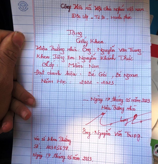 Th&iacute;ch th&uacute; với tờ giấy khen &ocirc;ng bố tự 'thiết kế' tặng con trai sau lễ tổng kết - Ảnh 1.