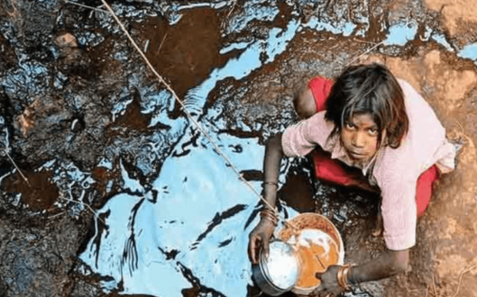 Khủng hoảng thiếu nước, người dân Ấn Độ phải trèo xuống giếng sâu lấy nước bẩn về dùng