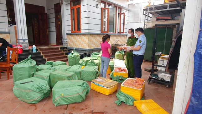 Sử dụng nguyên liệu hết hạn, cơ sở sản xuất kem bị phạt gần 80 triệu đồng - Ảnh 1.