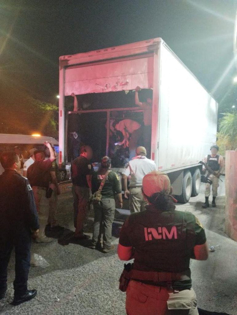 Mexico phát hiện 175 người di cư trốn trong xe tải gần biên giới phía Nam - Ảnh 1.