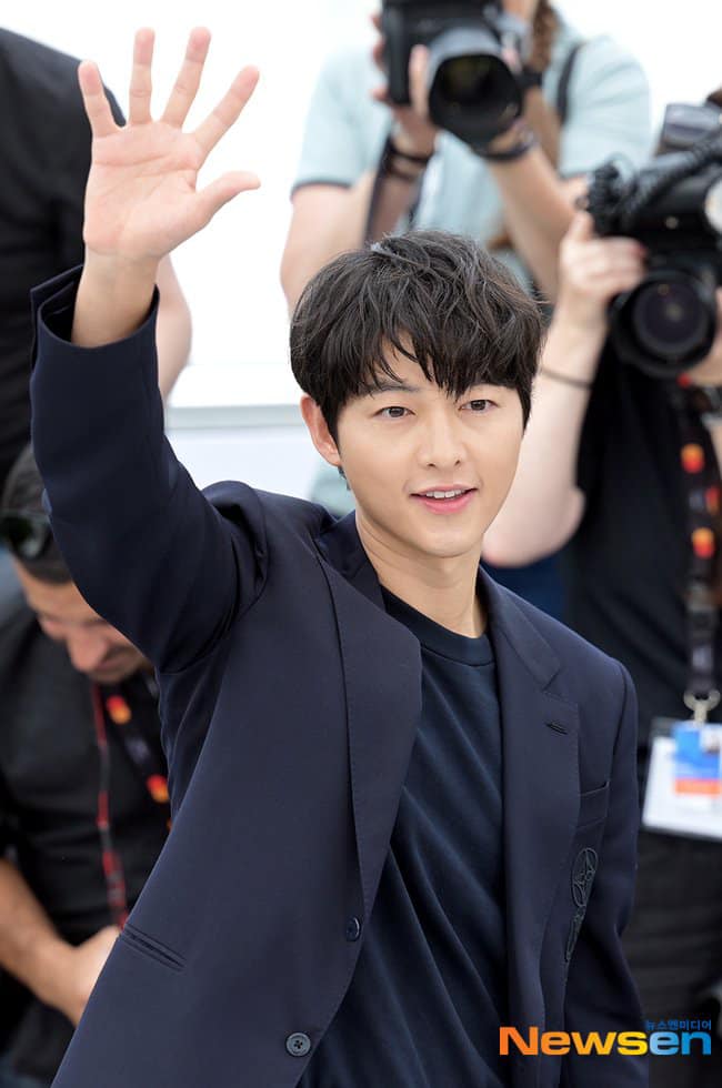 Song Joong Ki bỗng “lạc lõng” với 2 nghệ sĩ gen Z như thế này đây! - Ảnh 3.