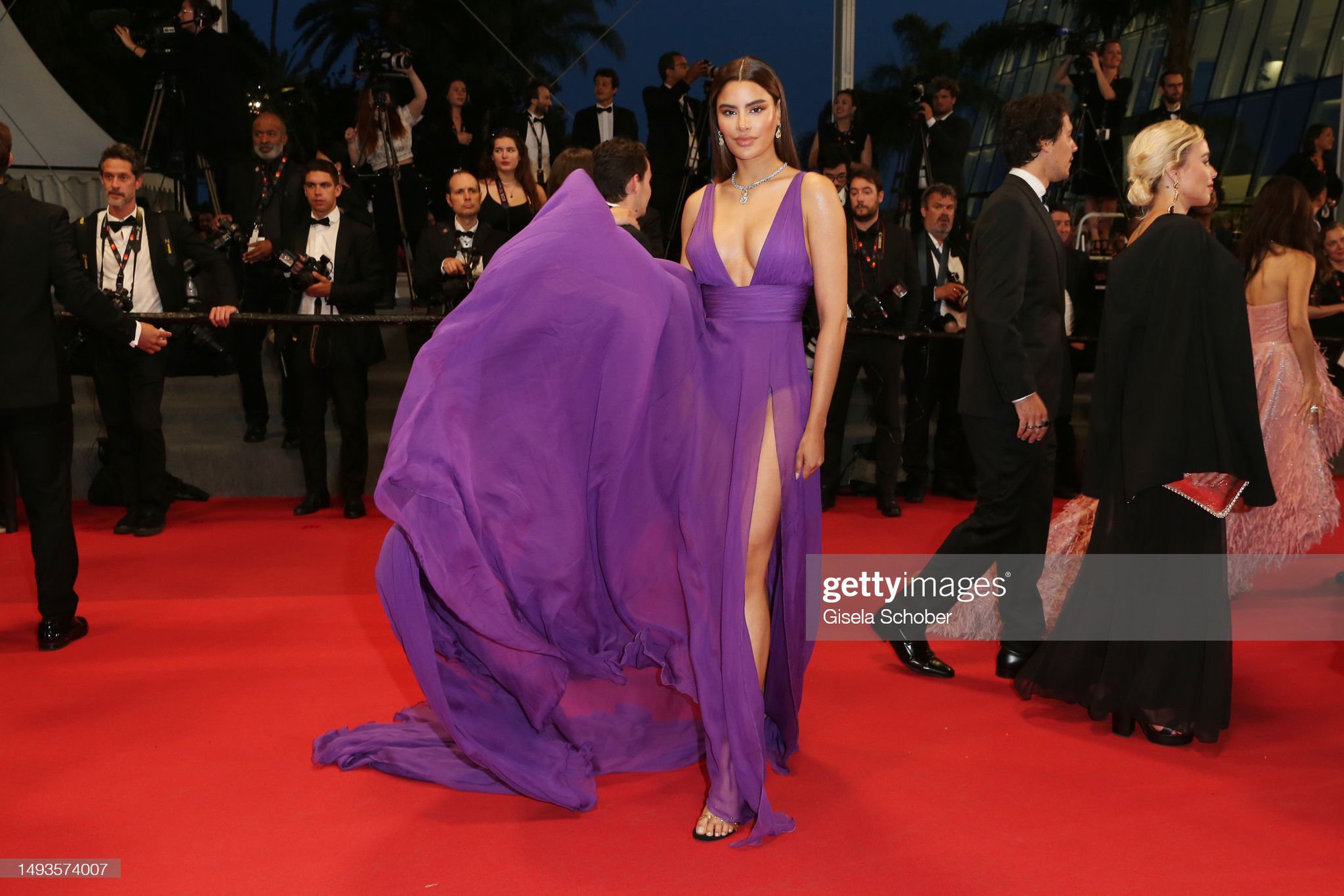 Thảm đỏ LHP Cannes ngày 11: &quot;Bà nội trợ kiểu Mỹ&quot; Eva Longoria xinh đẹp và quyến rũ, lấn át cả dàn sao - Ảnh 5.