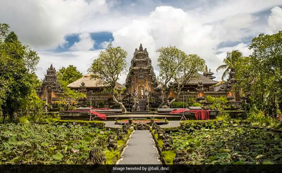 Khỏa thân ở đền thiêng Indonesia, nữ du khách Đức bị buộc khám tâm thần - Ảnh 3.