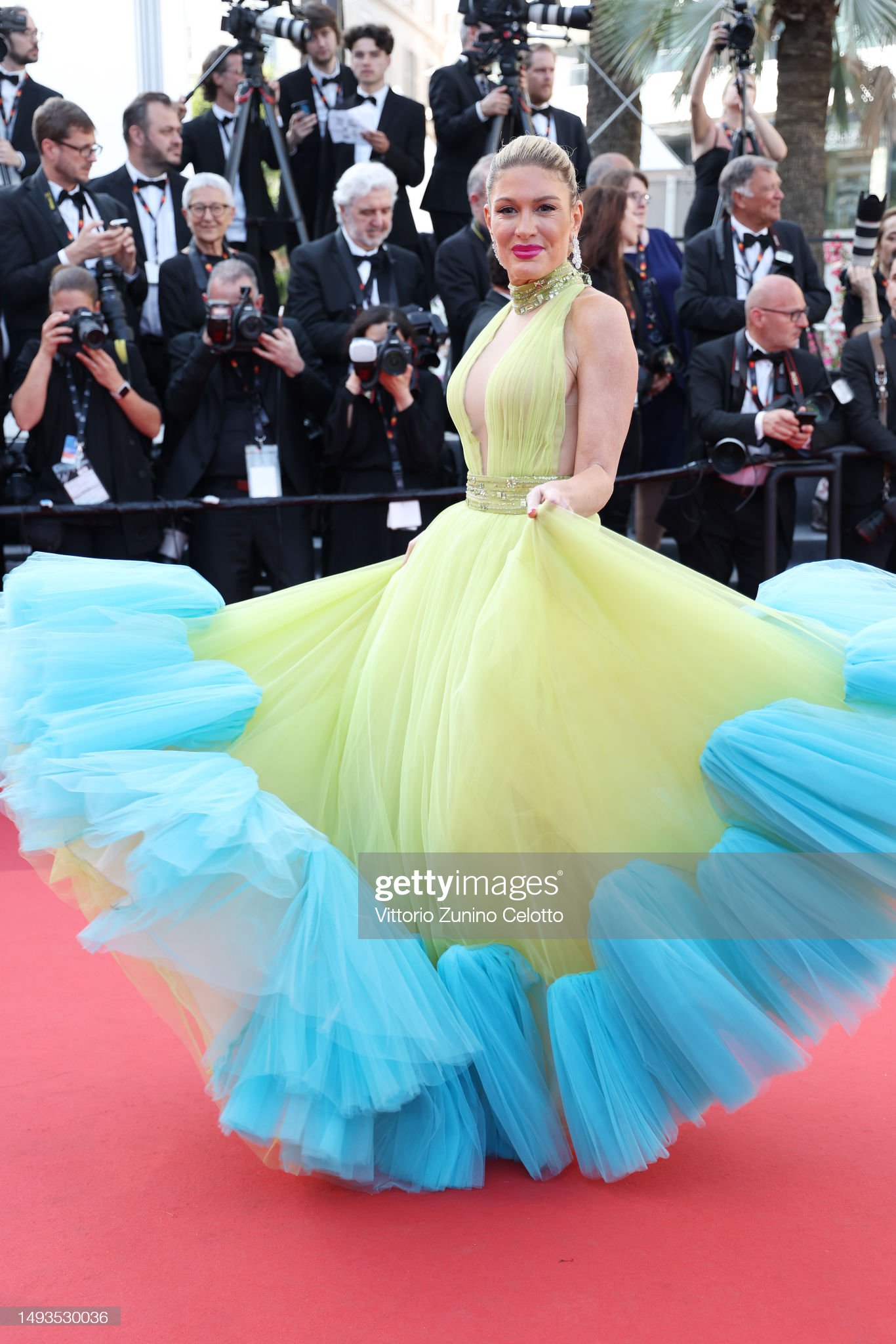Thảm đỏ LHP Cannes ngày 11: &quot;Bà nội trợ kiểu Mỹ&quot; Eva Longoria xinh đẹp và quyến rũ, lấn át cả dàn sao - Ảnh 4.
