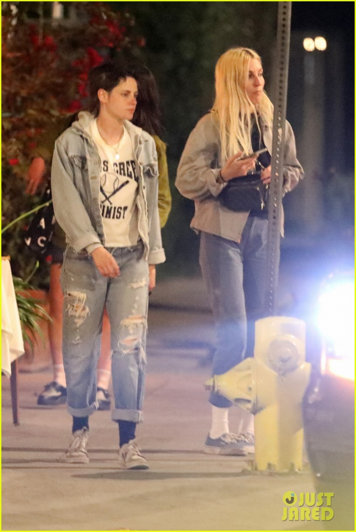 Kristen Stewart và bạn gái diện đồ đồng điệu đi chơi tối - Ảnh 2.