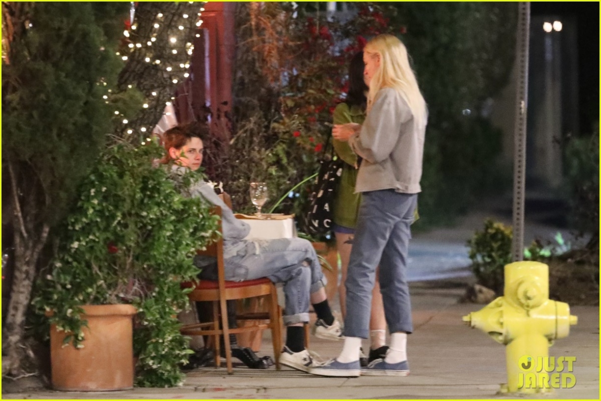 Kristen Stewart và bạn gái diện đồ đồng điệu đi chơi tối - Ảnh 6.