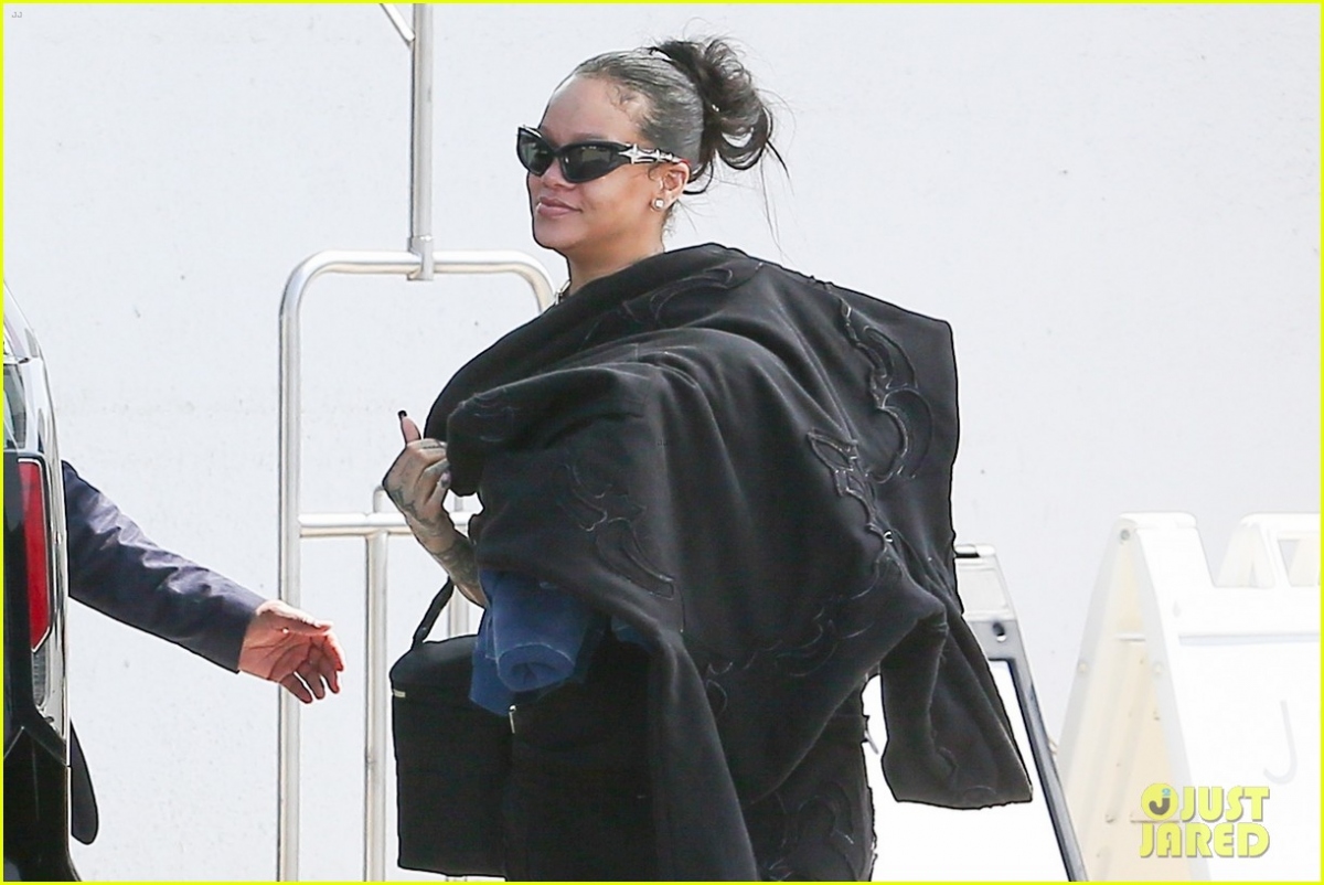 Ca sĩ tỷ phú Rihanna để mặt mộc, mặc đồ &quot;giấu&quot; bụng bầu ra sân bay cùng bạn trai - Ảnh 2.