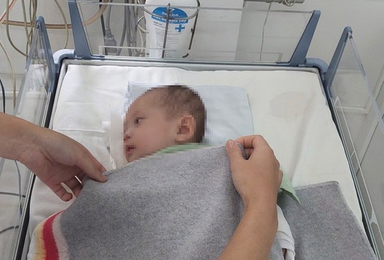 Vụ cháu bé 3 tháng tuổi bị bạo hành ở Đà Lạt: Sức khoẻ ổn định, chuẩn bị xuất viện - Ảnh 2.