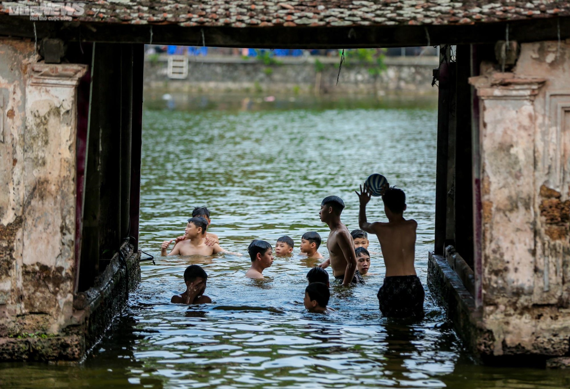 Trẻ em Hà Nội thích thú tắm &quot;giải nhiệt&quot; dưới hồ nghìn năm tuổi - Ảnh 16.