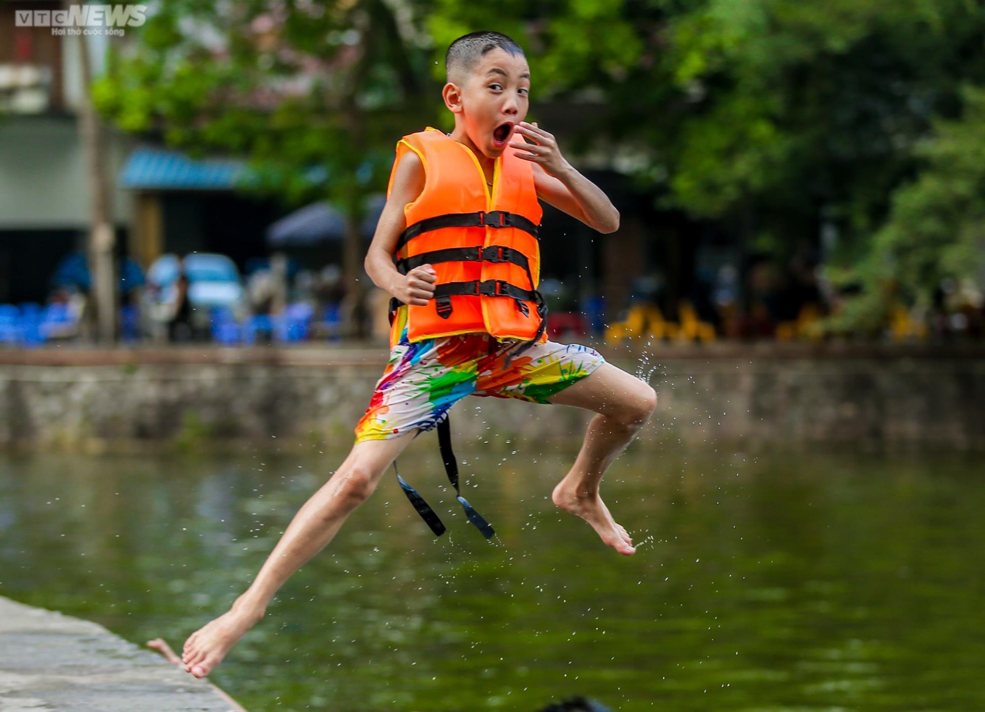 Trẻ em Hà Nội thích thú tắm &quot;giải nhiệt&quot; dưới hồ nghìn năm tuổi - Ảnh 9.