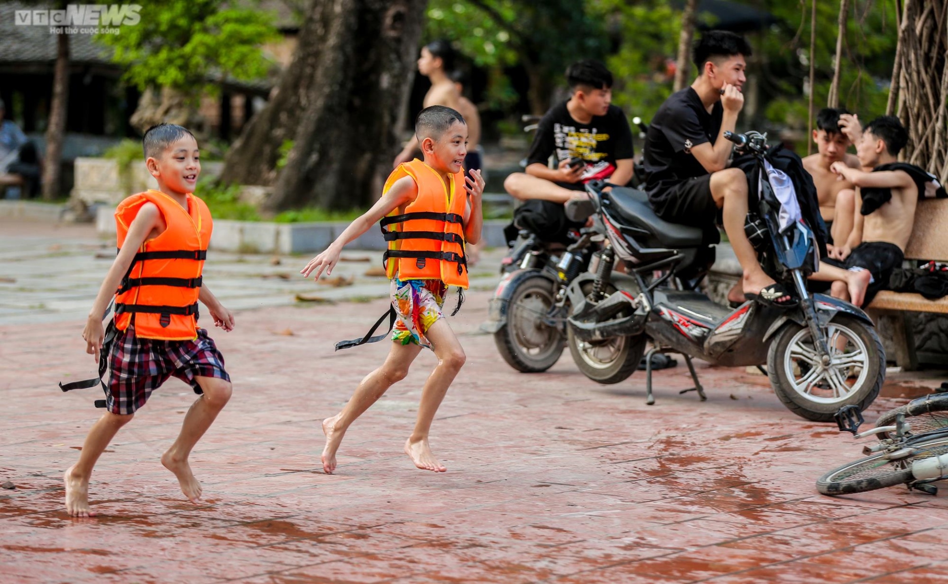 Trẻ em Hà Nội thích thú tắm &quot;giải nhiệt&quot; dưới hồ nghìn năm tuổi - Ảnh 7.