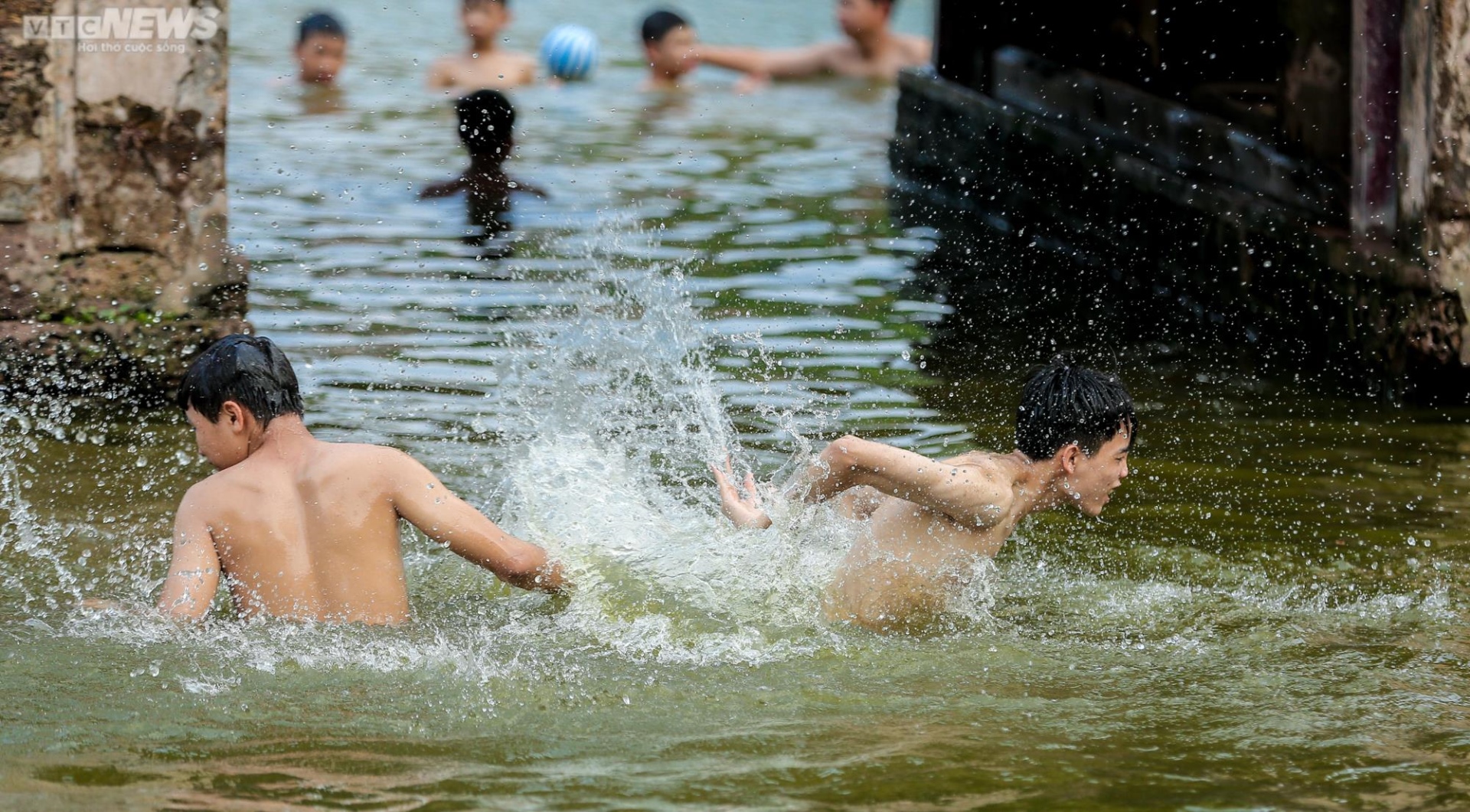 Trẻ em Hà Nội thích thú tắm &quot;giải nhiệt&quot; dưới hồ nghìn năm tuổi - Ảnh 6.