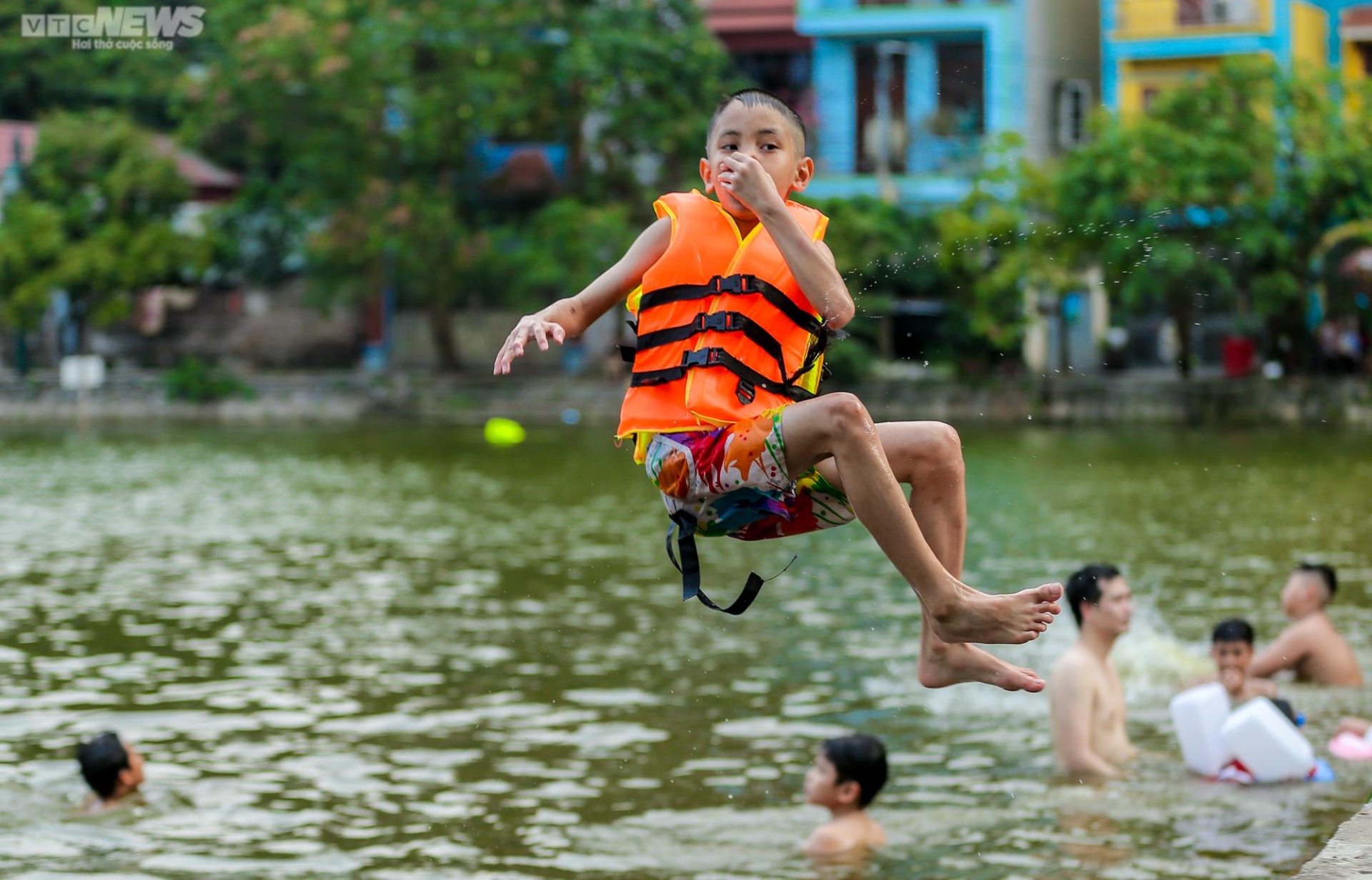 Trẻ em Hà Nội thích thú tắm &quot;giải nhiệt&quot; dưới hồ nghìn năm tuổi - Ảnh 10.