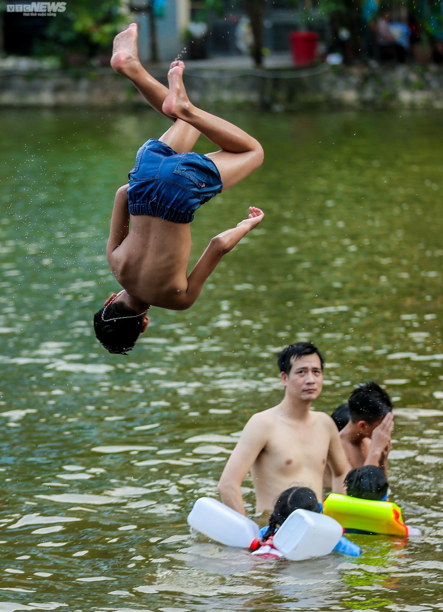 Trẻ em Hà Nội thích thú tắm &quot;giải nhiệt&quot; dưới hồ nghìn năm tuổi - Ảnh 8.