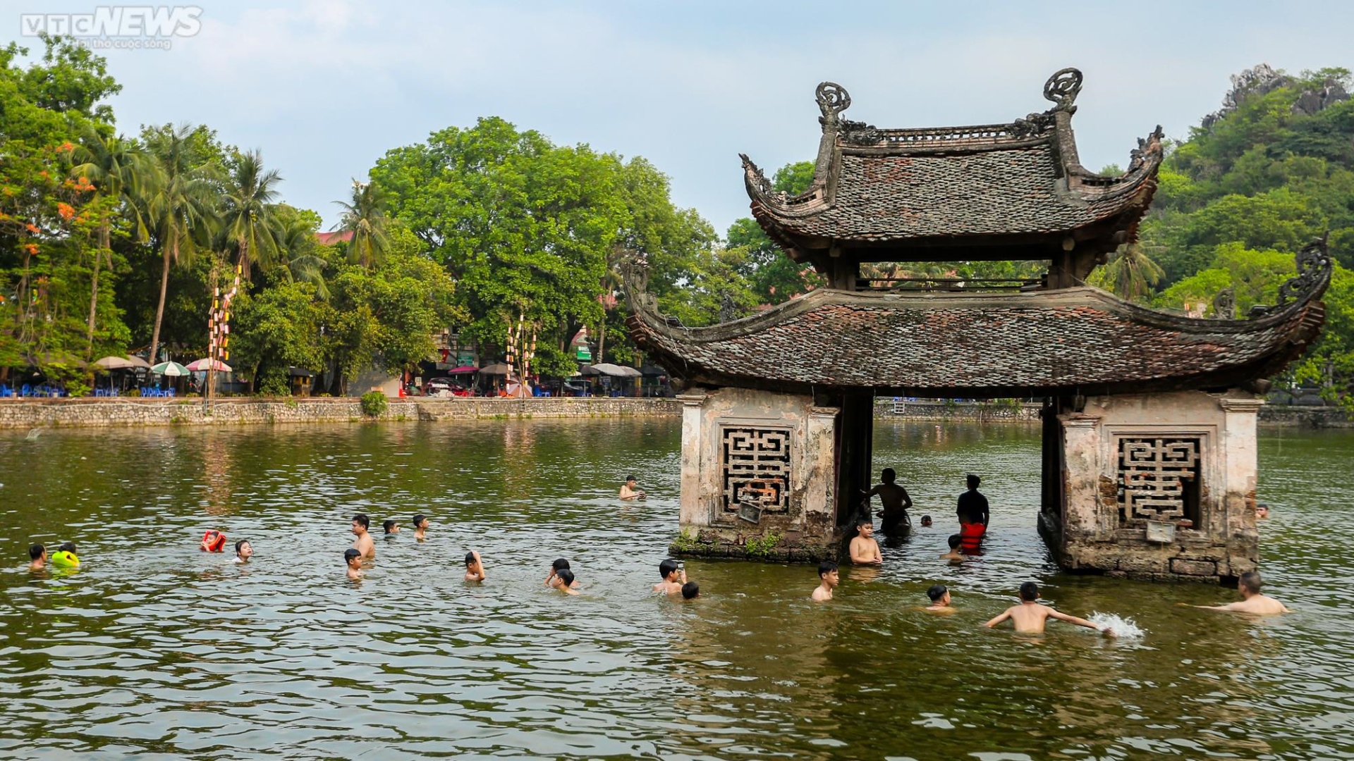 Trẻ em Hà Nội thích thú tắm &quot;giải nhiệt&quot; dưới hồ nghìn năm tuổi - Ảnh 2.