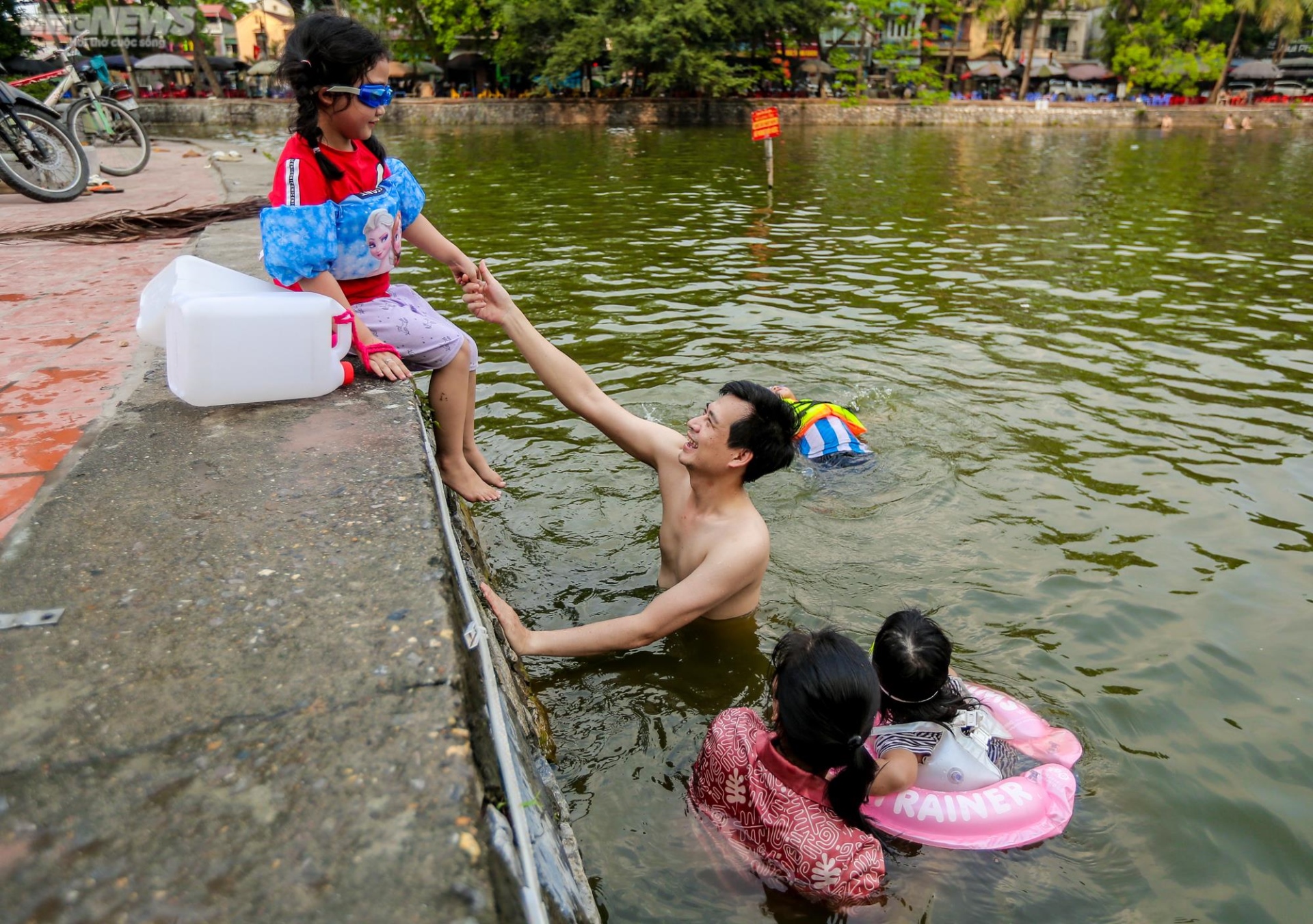 Trẻ em Hà Nội thích thú tắm &quot;giải nhiệt&quot; dưới hồ nghìn năm tuổi - Ảnh 3.