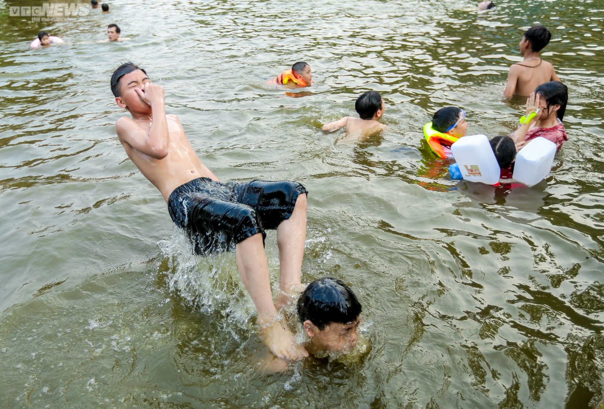 Trẻ em Hà Nội thích thú tắm &quot;giải nhiệt&quot; dưới hồ nghìn năm tuổi - Ảnh 11.