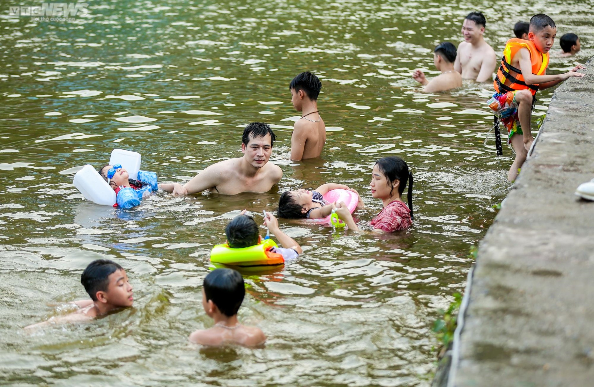 Trẻ em Hà Nội thích thú tắm &quot;giải nhiệt&quot; dưới hồ nghìn năm tuổi - Ảnh 4.
