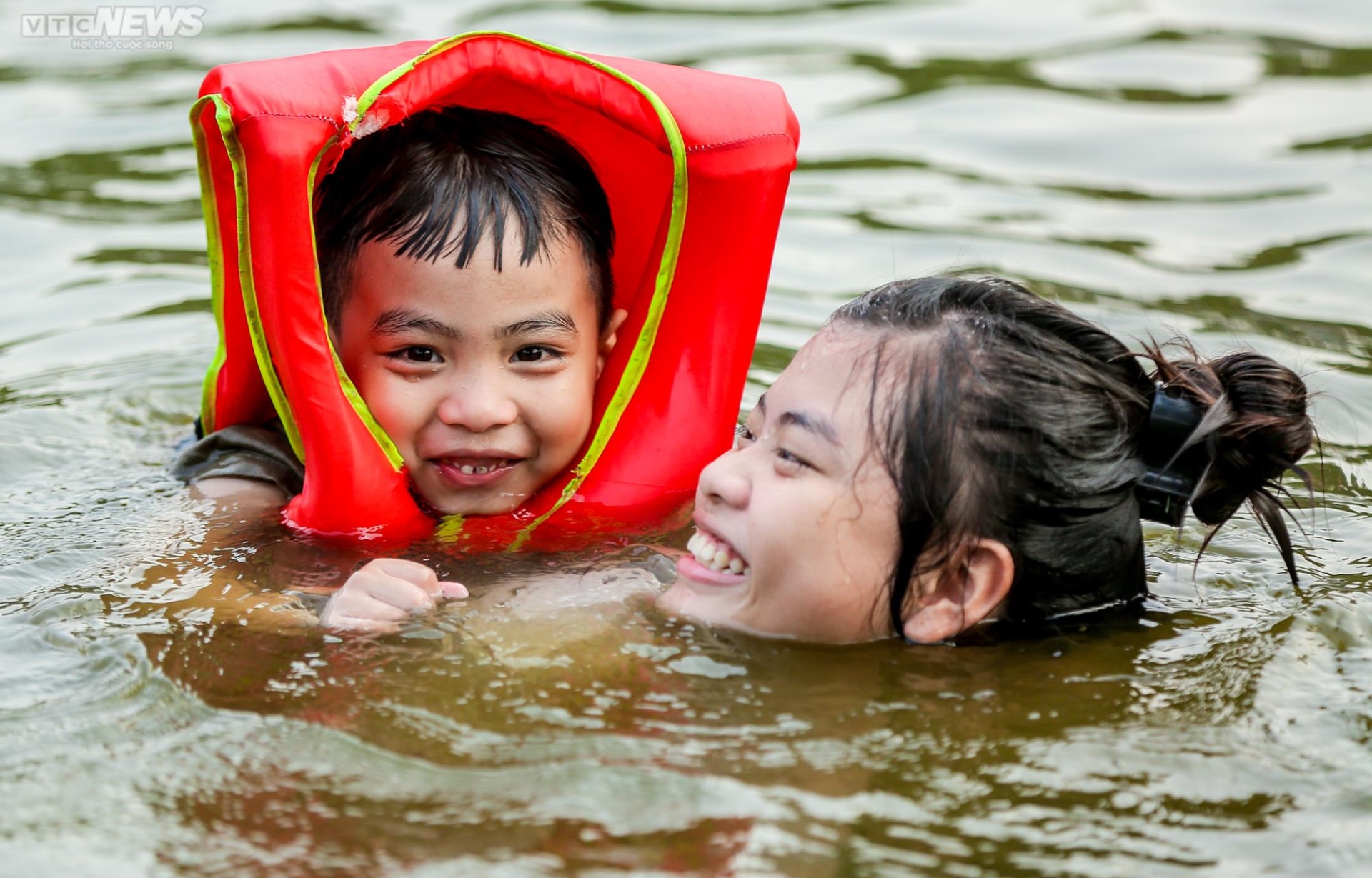 Trẻ em Hà Nội thích thú tắm &quot;giải nhiệt&quot; dưới hồ nghìn năm tuổi - Ảnh 14.