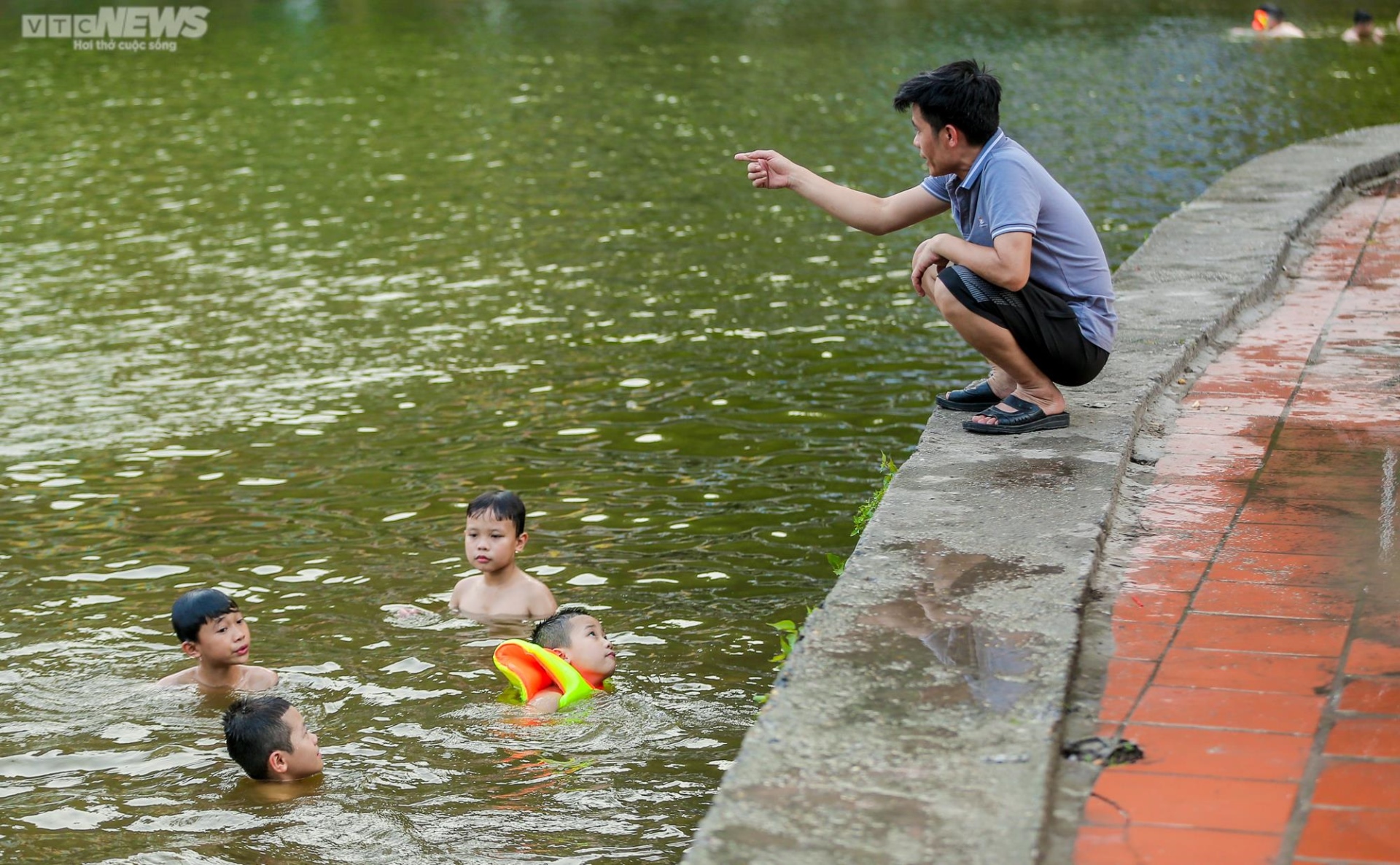 Trẻ em Hà Nội thích thú tắm &quot;giải nhiệt&quot; dưới hồ nghìn năm tuổi - Ảnh 12.
