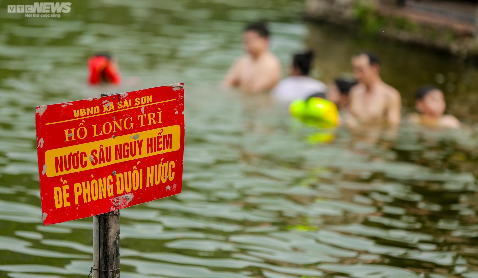 Trẻ em Hà Nội thích thú tắm &quot;giải nhiệt&quot; dưới hồ nghìn năm tuổi - Ảnh 15.