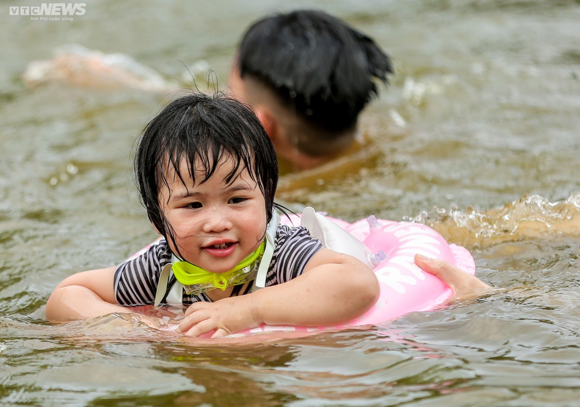 Trẻ em Hà Nội thích thú tắm &quot;giải nhiệt&quot; dưới hồ nghìn năm tuổi - Ảnh 13.