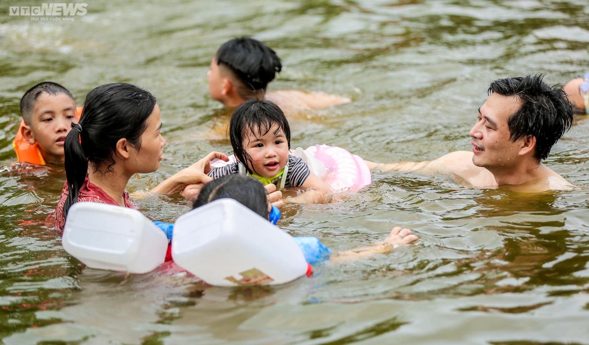 Trẻ em Hà Nội thích thú tắm &quot;giải nhiệt&quot; dưới hồ nghìn năm tuổi - Ảnh 5.