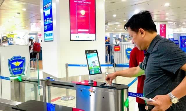 Từ 1/6, thí điểm sử dụng tài khoản định danh điện tử mức độ 2 làm thủ tục hàng không tại tất cả các sân bay - Ảnh 2. Từ 1/6, thí điểm sử dụng tài khoản định danh điện tử mức độ 2 làm thủ tục hàng không tại tất cả các sân bay - Ảnh 2.