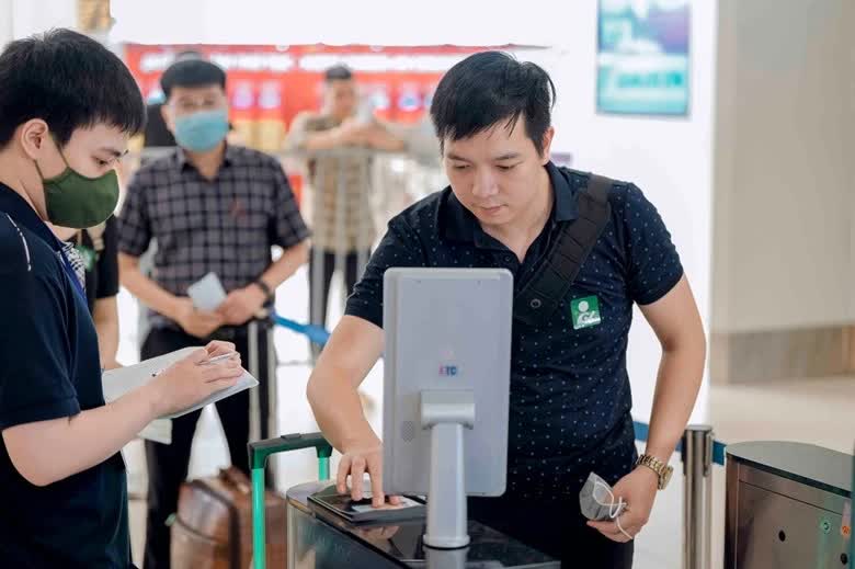 Từ 1/6, thí điểm sử dụng tài khoản định danh điện tử mức độ 2 làm thủ tục hàng không tại tất cả các sân bay - Ảnh 1. Từ 1/6, thí điểm sử dụng tài khoản định danh điện tử mức độ 2 làm thủ tục hàng không tại tất cả các sân bay - Ảnh 1.