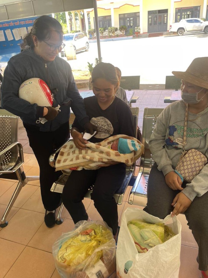 Thông tin bất ngờ vụ nhặt được bé sơ sinh bên đường - Ảnh 1. Thông tin bất ngờ vụ nhặt được bé sơ sinh bên đường - Ảnh 1.