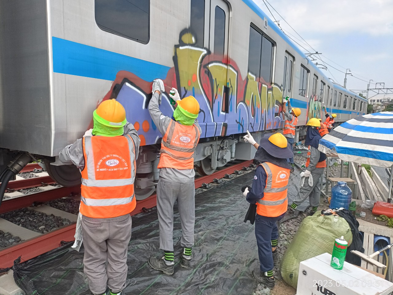 Tàu metro được làm sạch sau khi bị vẽ bậy - Ảnh 1.