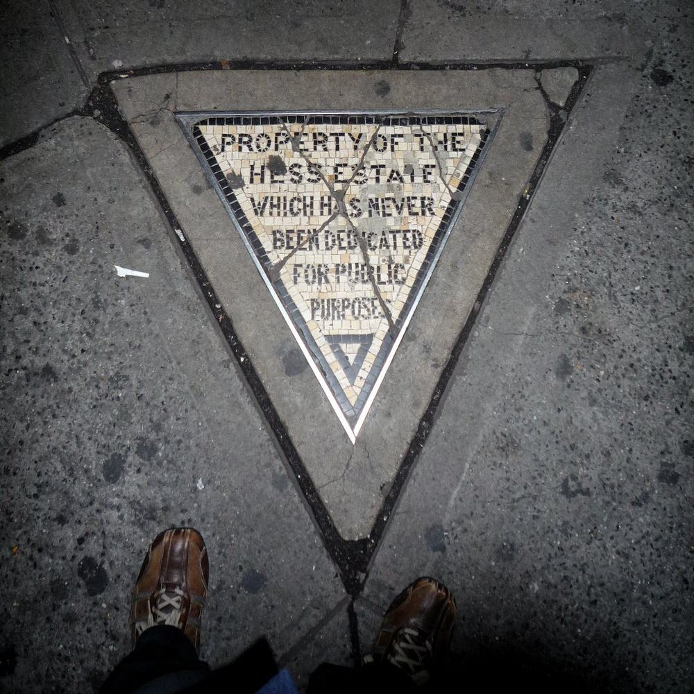 Mảnh đất tư nhân nổi tiếng nhất thành phố New York: Có hình tam giác cân đối, siêu nhỏ nhưng cũng siêu đắt, nghe giá mà 'choáng' - Ảnh 2.
