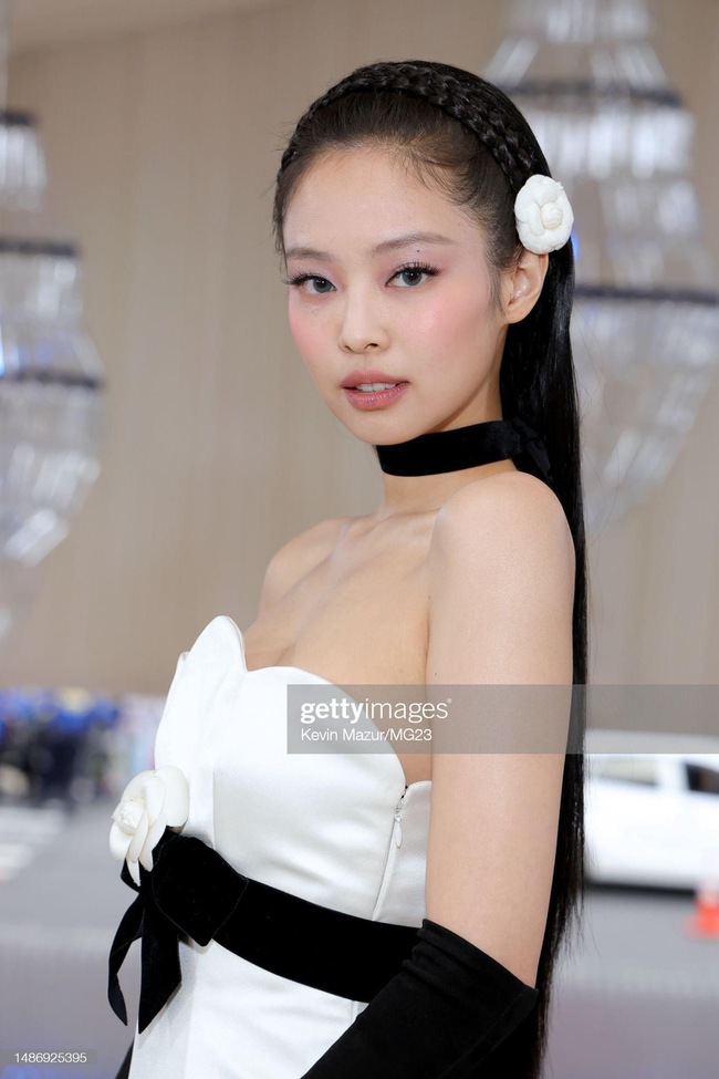 Kim Jennie xuất hiện nổi bật tại Met Gala, dự là công chúa hoa trà sẽ đưa 1 trend cũ hot trở lại - Ảnh 5.