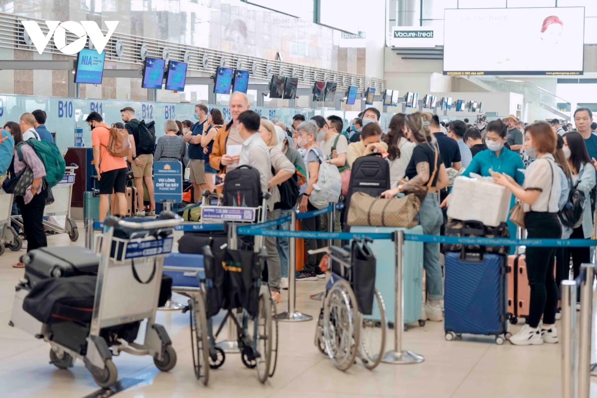 Sân bay Nội Bài và Tân Sơn Nhất đón lượng khách kỷ lục dịp nghỉ lễ - Ảnh 3.