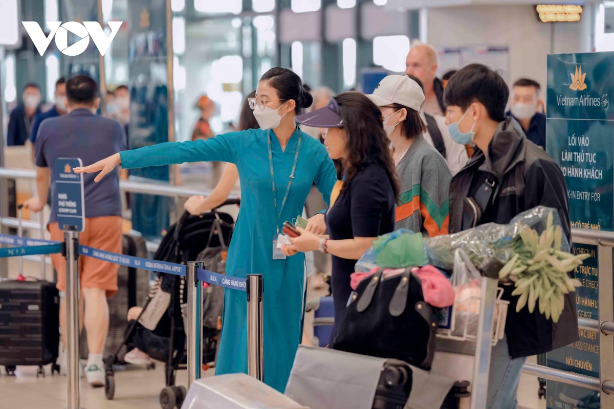 Sân bay Nội Bài và Tân Sơn Nhất đón lượng khách kỷ lục dịp nghỉ lễ - Ảnh 2.