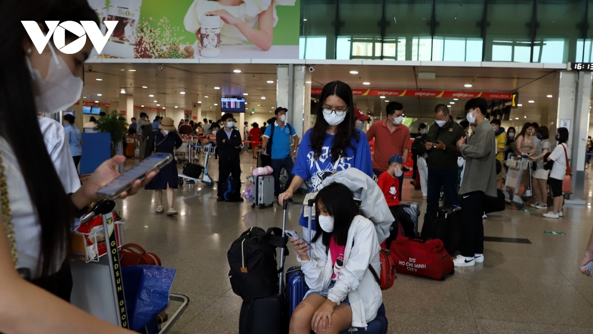 Sân bay Nội Bài và Tân Sơn Nhất đón lượng khách kỷ lục dịp nghỉ lễ - Ảnh 1.