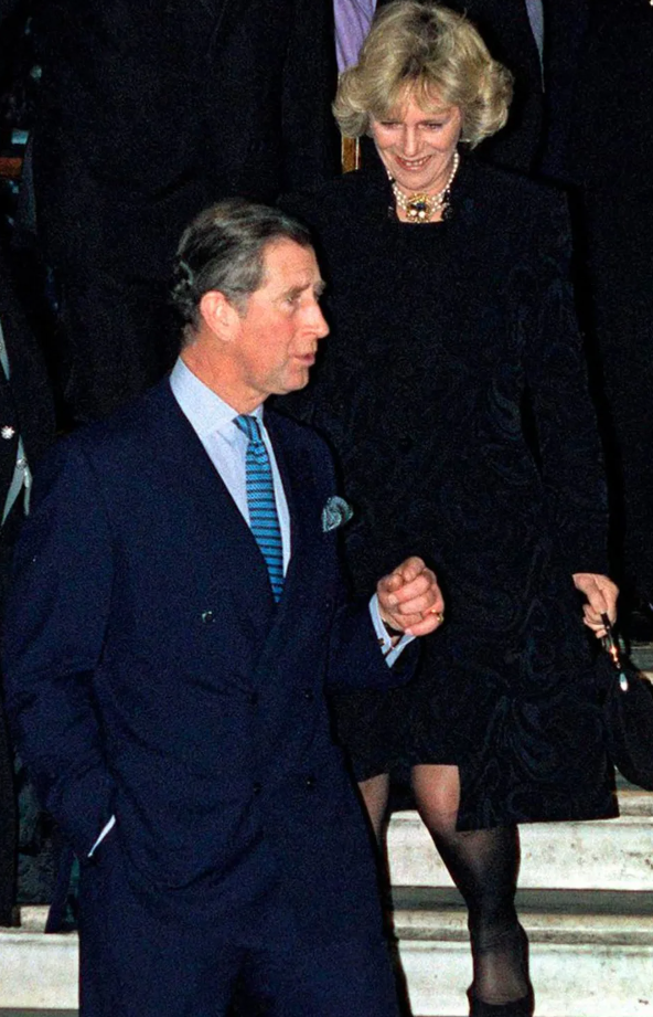 Nhìn lại tình yêu của Vua Charles và Vương hậu Camilla qua 6 cột mốc quan trọng  - Ảnh 1.