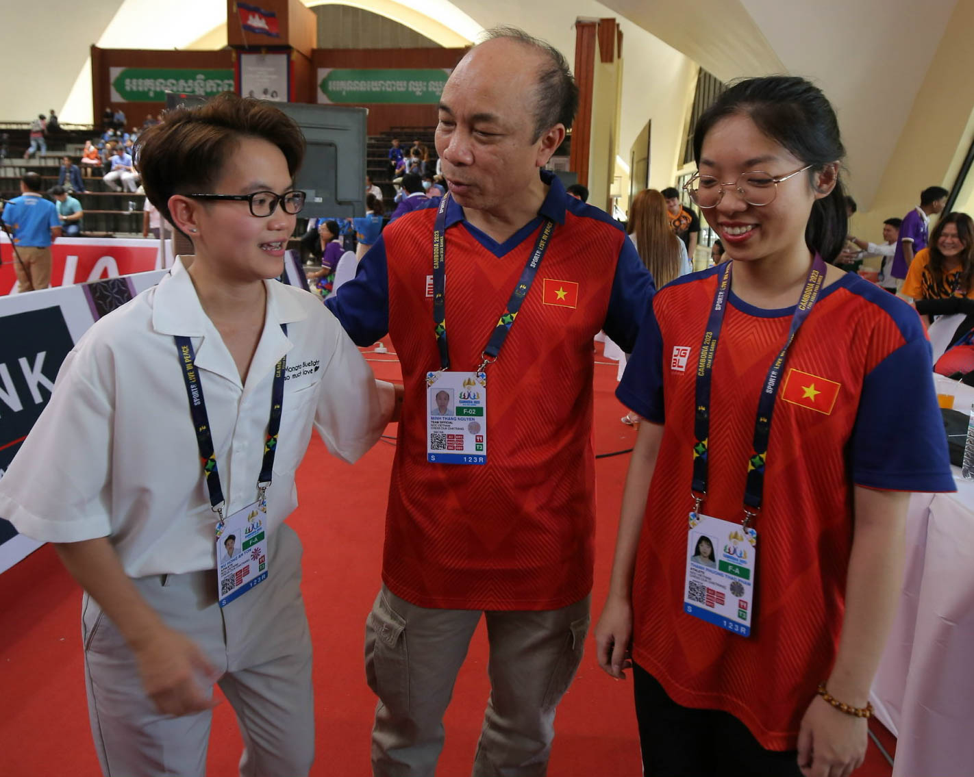 Nữ trọng tài xinh đẹp rơi nước mắt khi Việt Nam giành Huy chương vàng đầu tiên của toàn SEA Games 32 - Ảnh 1.