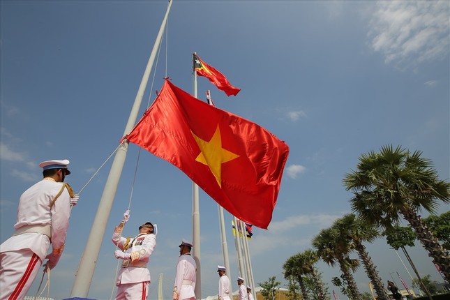 Khoảnh khắc quốc kỳ Việt Nam tung bay ở SEA Games 32 - Ảnh 2.
