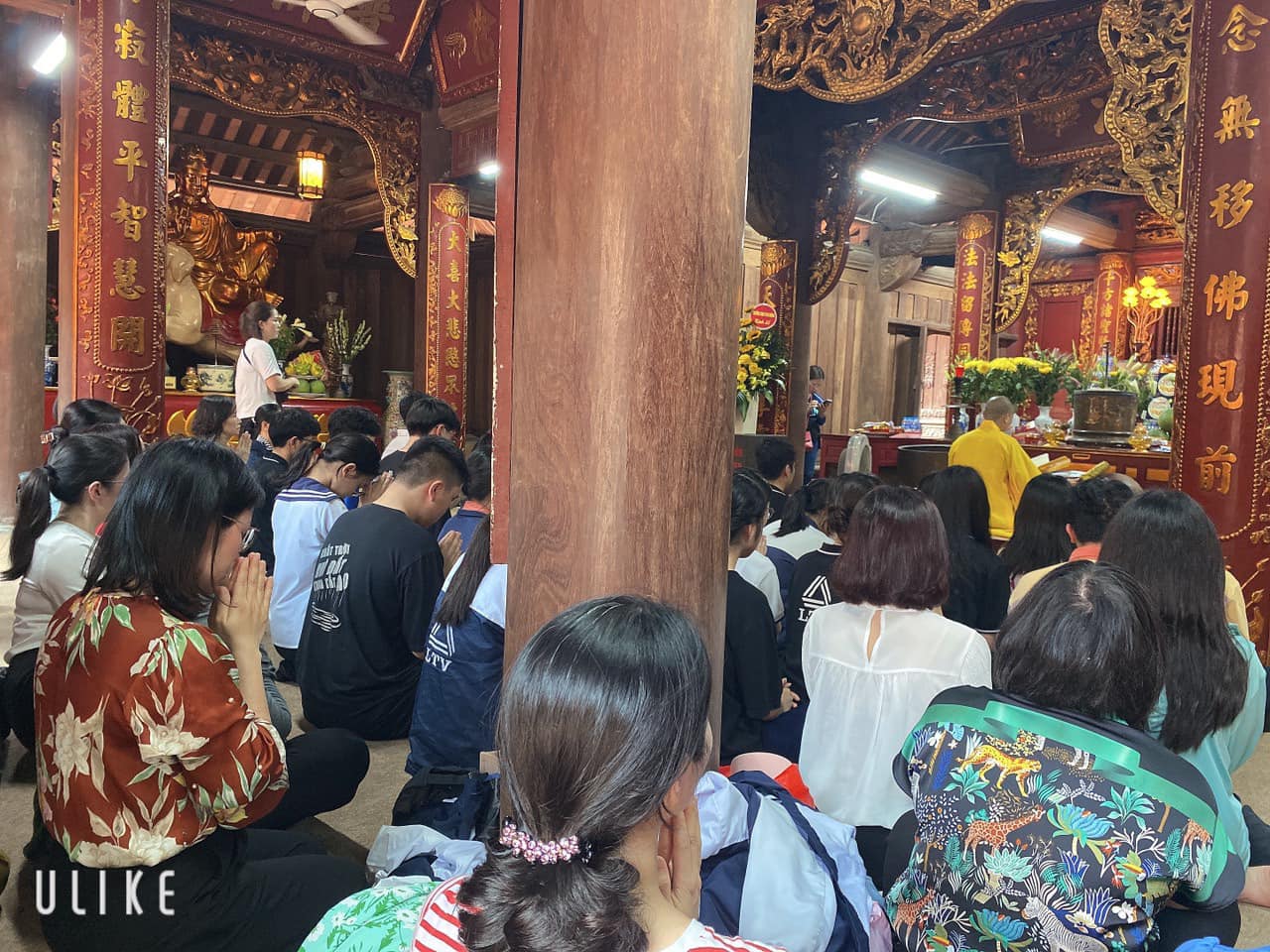 Phụ huynh, sĩ tử đi ch&ugrave;a cầu may trước kỳ thi quan trọng - Ảnh 3.