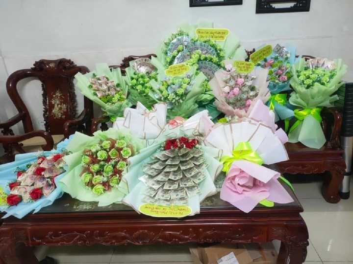 Hồ Văn Cường được tặng bó hoa cài 120 triệu đồng - Ảnh 1.