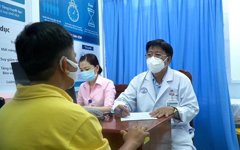 Ca bệnh đầu tiên tại Việt Nam: Điều trị ung thư tinh hoàn ẩn ở bệnh nhân lưỡng giới thật thể khảm - Ảnh 1.