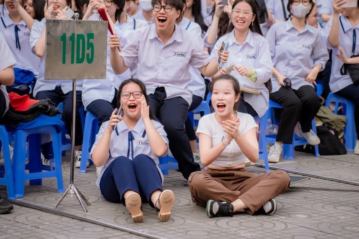 Thầy hiệu phó mặc áo vest, quần đùi biểu diễn văn nghệ độc lạ gây sốt mạng - Ảnh 4.