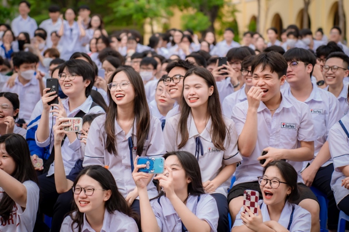 Thầy hiệu phó mặc áo vest, quần đùi biểu diễn văn nghệ độc lạ gây sốt mạng - Ảnh 3.