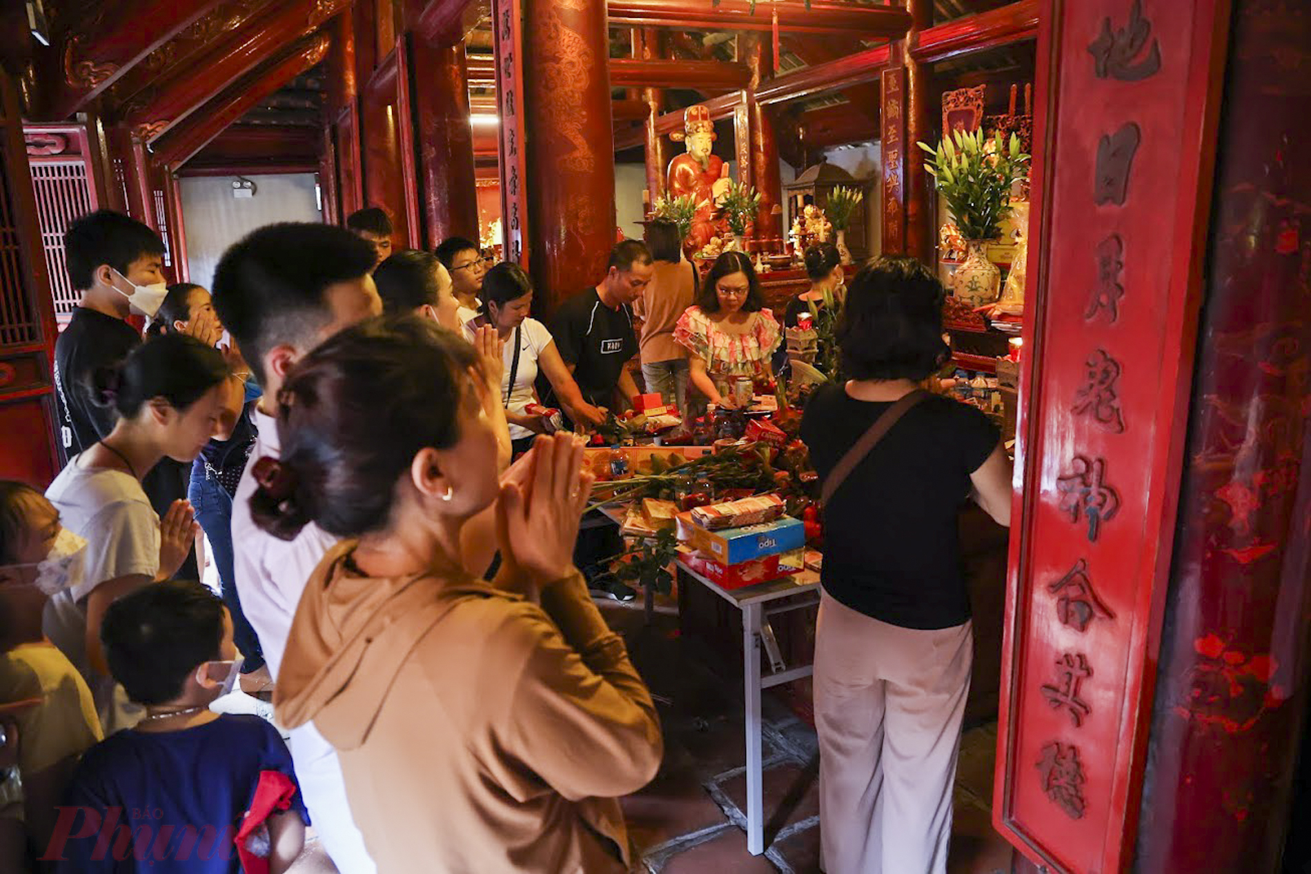 Phụ huynh, sĩ tử đi ch&ugrave;a cầu may trước kỳ thi quan trọng - Ảnh 4.