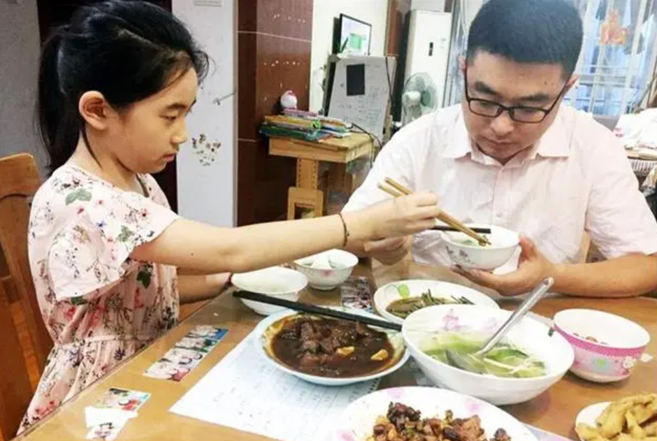 3 dấu hiệu nhỏ tr&ecirc;n b&agrave;n ăn cho thấy con bạn rất hiếu thảo - Ảnh 1.