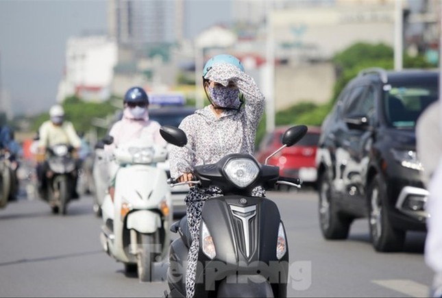 Miền Bắc, miền Trung nắng nóng đỉnh điểm - Ảnh 1. Miền Bắc, miền Trung nắng nóng đỉnh điểm - Ảnh 1.