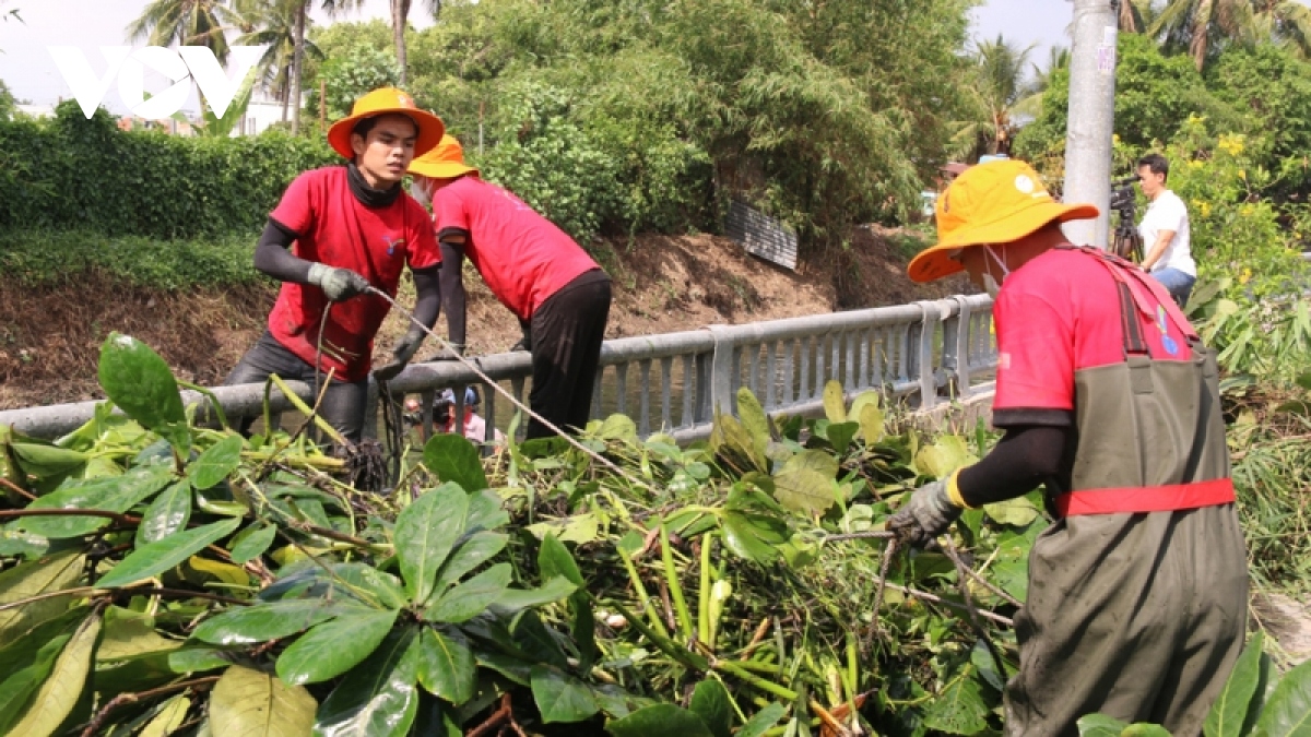Những công nhân sáng vào nhà máy, chiều ra kênh dọn rác ở Bình Dương