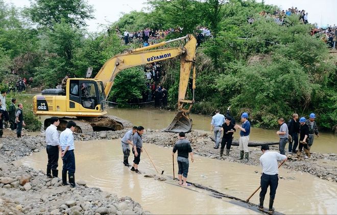 Đào được khúc gỗ 20m &quot;đen sì&quot; từ dưới sông, anh nông dân run rẩy khi nghe chuyên gia phán: &quot;Nó đáng giá hàng trăm tỷ đồng&quot; - Ảnh 3.